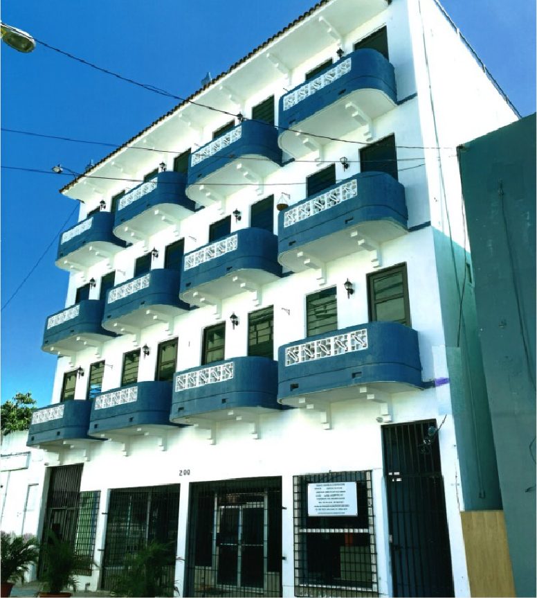 Edificio blanco con balcones azules