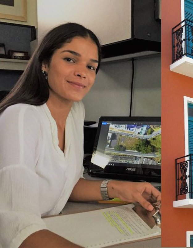 Profesional de la firma revisando planos en el escritorio