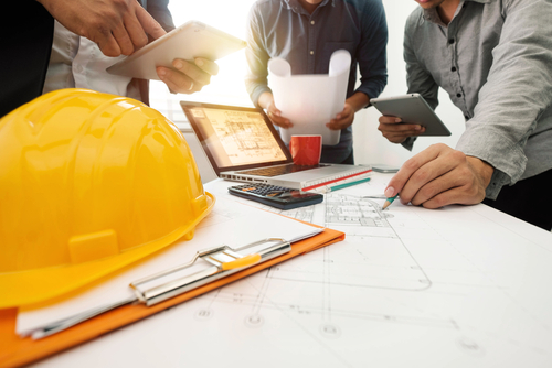 Equipo de ingeniería revisando planos